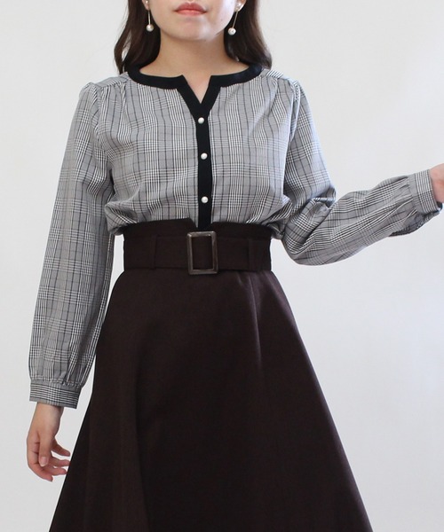 TRUDEA(トルディア)の「配色使いパールボタンスキッパー(シャツ/ブラウス・レディース・ホワイト/ベージュ/サックスブルー/ホワイト×ブラック/スモークピンク・SMALL/MEDIUM/LARGE)」の14枚目の写真