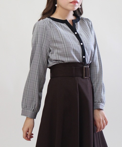 TRUDEA(トルディア)の「配色使いパールボタンスキッパー(シャツ/ブラウス・レディース・ホワイト/ベージュ/サックスブルー/ホワイト×ブラック/スモークピンク・SMALL/MEDIUM/LARGE)」の7枚目の写真