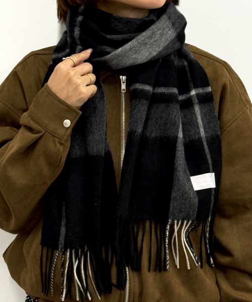 SETUP7（セットアップセブン）の「【SETUP7】選べるバリエーション！ ウールマフラー フリンジ/チェック柄/無地/クリスマス/ギフト/プレゼント CLIR◎（マフラー・レディース・オレンジ/ブルー/ワイン/ベージュ/ネイビー/グレー/モカ/ブラック系2/ライトグレー/ライトベージュ/ブラック/ネイビー系2/チャコールグレー/ブラック系その他/バーガンディー/グリーン/ブラック系その他2/ベージュ系その他3/ネイビー系3/グレイッシュベージュ/ブルー系その他2/グリーン系その他2/アイボリー/グレー系その他5/グレー系その他4/グレー系その他3/ブラック系その他5/ブラック系その他4/ブラック系その他3/キャメル/イエロー/ブルー系その他3/オレンジ系その他2/レッド・FREE）」の6枚目の写真