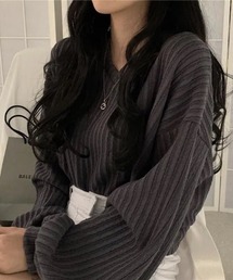 ショート丈薄手Vネックニット