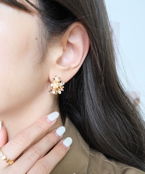 Alexandredeparis☆フラワーモチーフ ピアス グレー 両耳用 ENOA（エノア）の「フラワーピアス（ピアス（両耳用））」 - WEAR