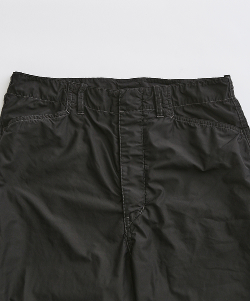 ADAM ET ROPE'(アダムエロペ)の「《High Press Dyeing》シャンブレー タフタ ワイドス トレート パンツ / セットアップ対応(その他パンツ・メンズ・レッド系その他4/ブラック系その他/チャコールグレー・L/M)」の4枚目の写真