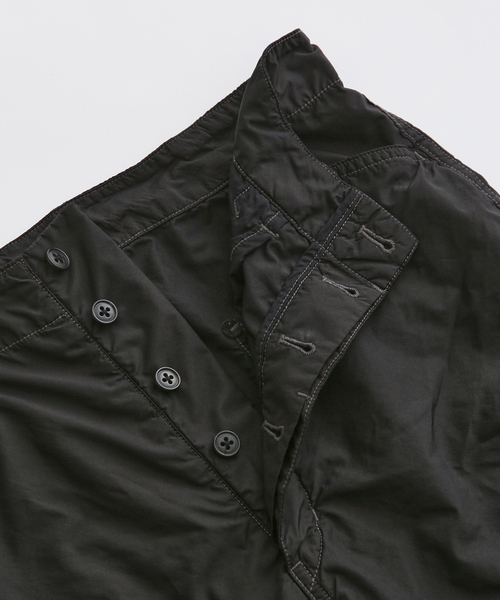 ADAM ET ROPE'(アダムエロペ)の「《High Press Dyeing》シャンブレー タフタ ワイドス トレート パンツ / セットアップ対応(その他パンツ・メンズ・レッド系その他4/ブラック系その他/チャコールグレー・L/M)」の5枚目の写真