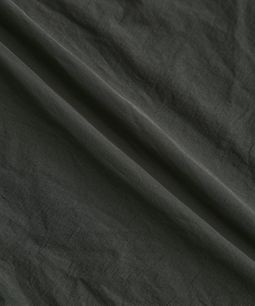 ADAM ET ROPE'(アダムエロペ)の「《High Press Dyeing》シャンブレー タフタ ワイドス トレート パンツ / セットアップ対応(その他パンツ・メンズ・レッド系その他4/ブラック系その他/チャコールグレー・L/M)」の11枚目の写真