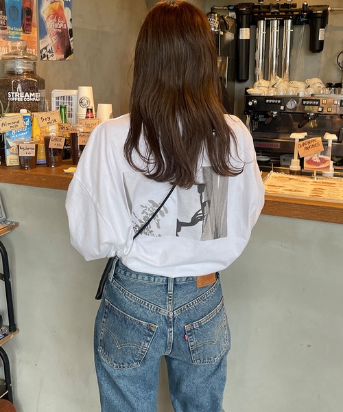 LE MORE(リモア)の「オーバーサイズフォトプリントロンT(Tシャツ/カットソー・レディース・ホワイト系その他/ホワイト系その他2・FREE)」の2枚目の写真