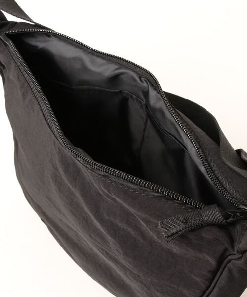 Coo+i(クーイ)の「三日月ナイロンショルダーバッグ(ショルダーバッグ・レディース・ブラック/カーキ/ブルー/テラコッタ/ベージュ・FREE)」の21枚目の写真