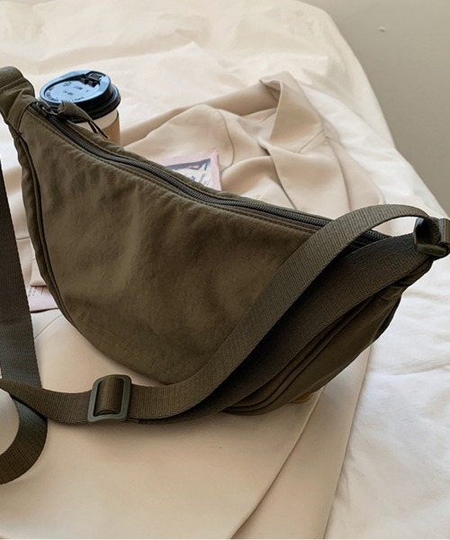 Coo+i(クーイ)の「三日月ナイロンショルダーバッグ(ショルダーバッグ・レディース・ブラック/カーキ/ブルー/テラコッタ/ベージュ・FREE)」の4枚目の写真