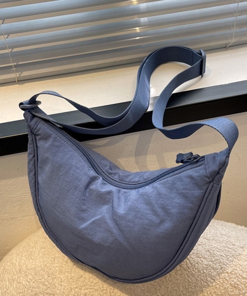 Coo+i(クーイ)の「三日月ナイロンショルダーバッグ(ショルダーバッグ・レディース・ブラック/カーキ/ブルー/テラコッタ/ベージュ・FREE)」の5枚目の写真