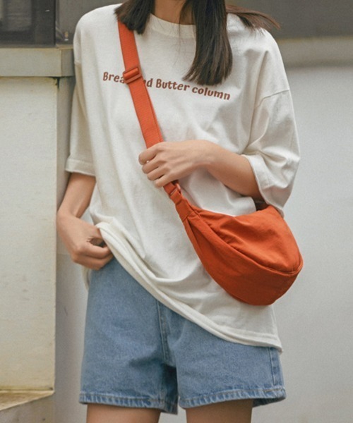 Coo+i(クーイ)の「三日月ナイロンショルダーバッグ(ショルダーバッグ・レディース・ブラック/カーキ/ブルー/テラコッタ/ベージュ・FREE)」の6枚目の写真