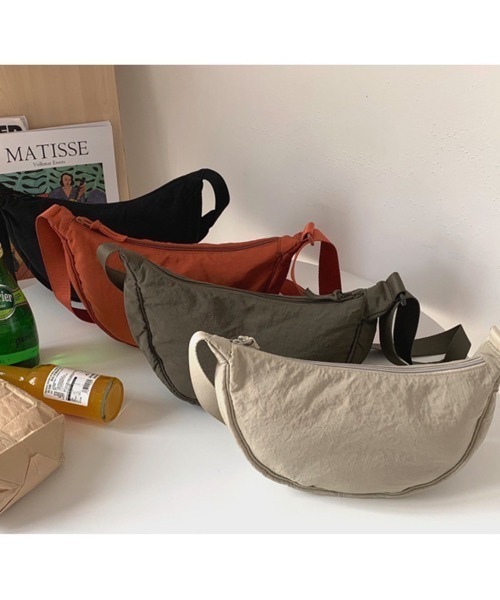 Coo+i(クーイ)の「三日月ナイロンショルダーバッグ(ショルダーバッグ・レディース・ブラック/カーキ/ブルー/テラコッタ/ベージュ・FREE)」の19枚目の写真
