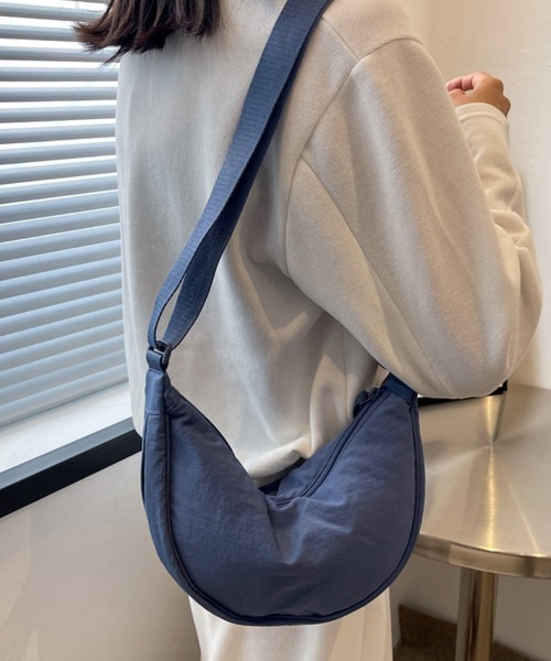 Coo+i(クーイ)の「三日月ナイロンショルダーバッグ(ショルダーバッグ・レディース・ブラック/カーキ/ブルー/テラコッタ/ベージュ・FREE)」の9枚目の写真