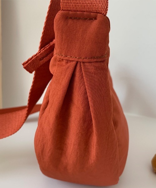 Coo+i(クーイ)の「三日月ナイロンショルダーバッグ(ショルダーバッグ・レディース・ブラック/カーキ/ブルー/テラコッタ/ベージュ・FREE)」の12枚目の写真