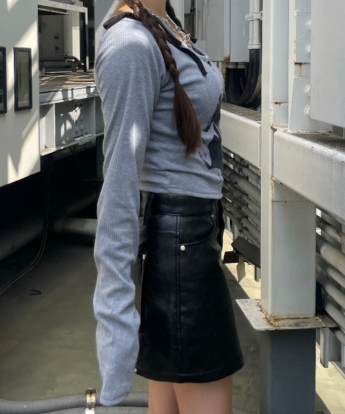 XU(エックスユー)の「【Never mind the XU】print crop top / 【ネバーマインド ザ エックスユー】プリントクロップ長袖Tシャツ(Tシャツ/カットソー・レディース・ブラック/グレー・ONE SIZE)」の16枚目の写真