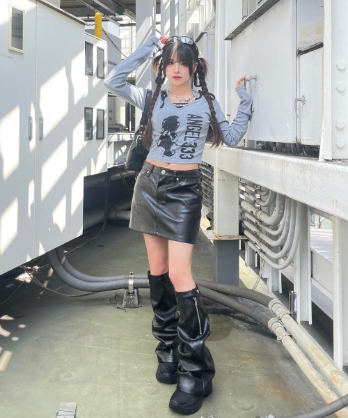 XU(エックスユー)の「【Never mind the XU】print crop top / 【ネバーマインド ザ エックスユー】プリントクロップ長袖Tシャツ(Tシャツ/カットソー・レディース・ブラック/グレー・ONE SIZE)」の21枚目の写真