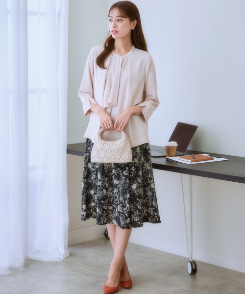 7days Life Styling(セブンデイズライフスタイリング)の「フレアボウタイ7分袖ブラウス(しわになりにくい・UVカット)(シャツ/ブラウス・レディース・サックスブルー系/ベージュ/オフホワイト・M/L/LL)」の6枚目の写真