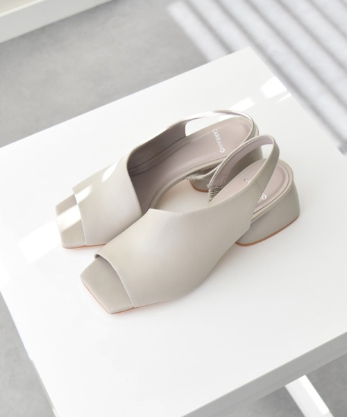 【美品】CARRANO（カラーノ） 本革☆ Hモチーフロゴサンダル　ホワイト　白 カラーノ CARRANO チューブストラップフラットノットサンダル