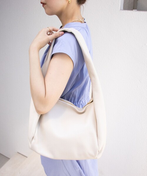 NOLLEY’S(ノーリーズ)の「【LA SCAIA /ラスカイア】◇【WEB限定】ソフトワンショルレザーバッグ(ショルダーバッグ・レディース・ブラック/グレイッシュベージュ/オフホワイト・FREE)」の5枚目の写真