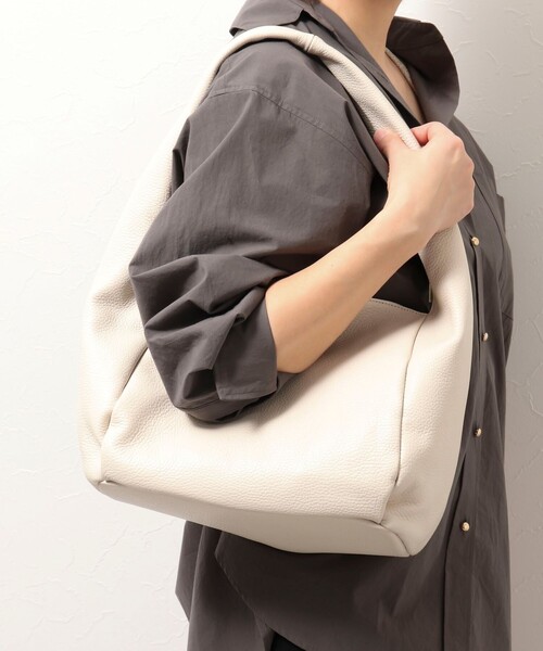 NOLLEY’S(ノーリーズ)の「【LA SCAIA /ラスカイア】◇【WEB限定】ソフトワンショルレザーバッグ(ショルダーバッグ・レディース・ブラック/グレイッシュベージュ/オフホワイト・FREE)」の7枚目の写真