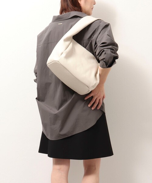 NOLLEY’S(ノーリーズ)の「【LA SCAIA /ラスカイア】◇【WEB限定】ソフトワンショルレザーバッグ(ショルダーバッグ・レディース・ブラック/グレイッシュベージュ/オフホワイト・FREE)」の8枚目の写真