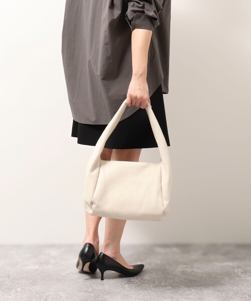 NOLLEY’S(ノーリーズ)の「【LA SCAIA /ラスカイア】◇【WEB限定】ソフトワンショルレザーバッグ(ショルダーバッグ・レディース・ブラック/グレイッシュベージュ/オフホワイト・FREE)」の10枚目の写真