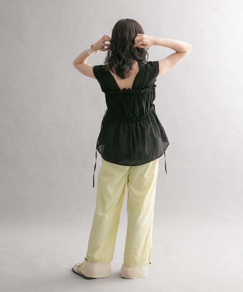 KBF（ケイビーエフ）の「ノースリーブギャザーブラウス（シャツ/ブラウス・レディース・ブラック/オレンジ系その他/レッド・ONE）」の4枚目の写真