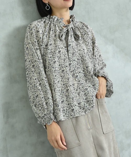 INTERPLANET(インタープラネット)の「デシン花柄ラグラン長袖ボウタイカラーブラウス(シャツ/ブラウス・レディース・オフホワイト/ブラック・MEDIUM/LARGE)」の1枚目の写真