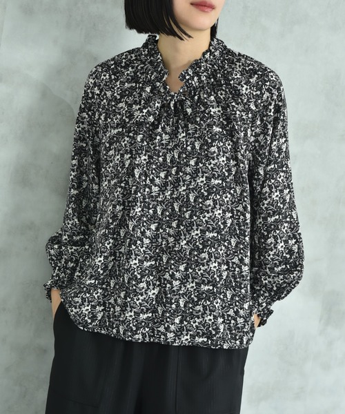 INTERPLANET(インタープラネット)の「デシン花柄ラグラン長袖ボウタイカラーブラウス(シャツ/ブラウス・レディース・オフホワイト/ブラック・MEDIUM/LARGE)」の2枚目の写真