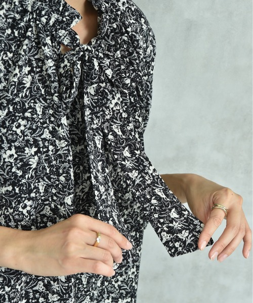 INTERPLANET(インタープラネット)の「デシン花柄ラグラン長袖ボウタイカラーブラウス(シャツ/ブラウス・レディース・オフホワイト/ブラック・MEDIUM/LARGE)」の8枚目の写真