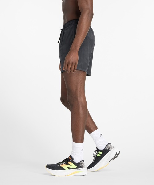 NEW BALANCE（ニューバランス）の「RC シームレス リフレクト 5インチショーツ（その他パンツ・メンズ・ブラック・MEDIUM/LARGE/X-LARGE/XX-LARGE）」の2枚目の写真