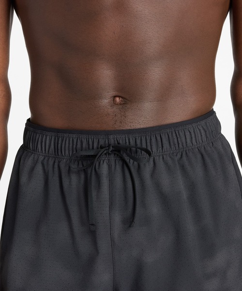 NEW BALANCE（ニューバランス）の「RC シームレス リフレクト 5インチショーツ（その他パンツ・メンズ・ブラック・MEDIUM/LARGE/X-LARGE/XX-LARGE）」の4枚目の写真