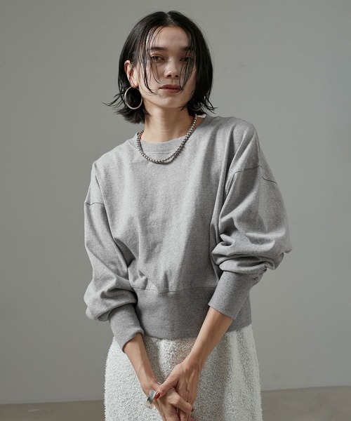 SALON adam et rope'（サロン アダム エ ロペ）の「【WEB限定】クロップド丈ハイウエスト裏毛プルオーバー/スウェット（Tシャツ/カットソー・レディース・チャコールグレー/グレー/オフホワイト・FREE）」の3枚目の写真