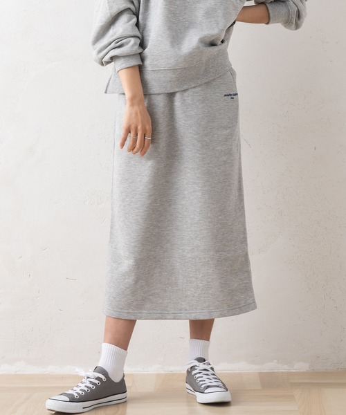 marie claire bis（マリクレール　ビス）の「【別注】marie claire bis/マリ・クレール ビス ブランド ロゴ ワンポイント 裏毛 スリット入り スウェット ロング スカート（スカート・レディース・ブラック/アッシュグレー・LL/L/M）」の2枚目の写真