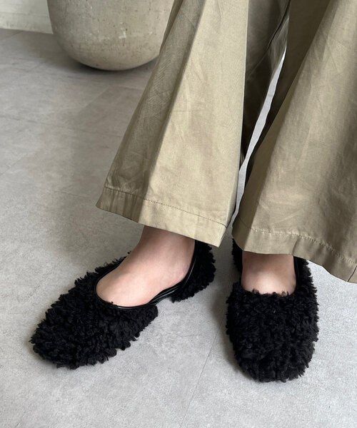 DouDou（ドゥドゥ）の「サイドオープンボアパンプス（バレエシューズ・レディース・ベージュ/ブラック・SMALL/LARGE/MEDIUM）」の4枚目の写真