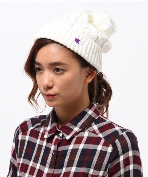 Champion(チャンピオン)の「ユニセックス チャンピオン アクリル ポンポンビーニー Champion ACRYL PONPON BEANIE CAP CP150419(ニットキャップ/ビーニー・レディース・オフホワイト/ブラック/グレー/ブラウン/ベージュ/レッド/バーガンディー/ネイビー・ONE SIZE)」の2枚目の写真