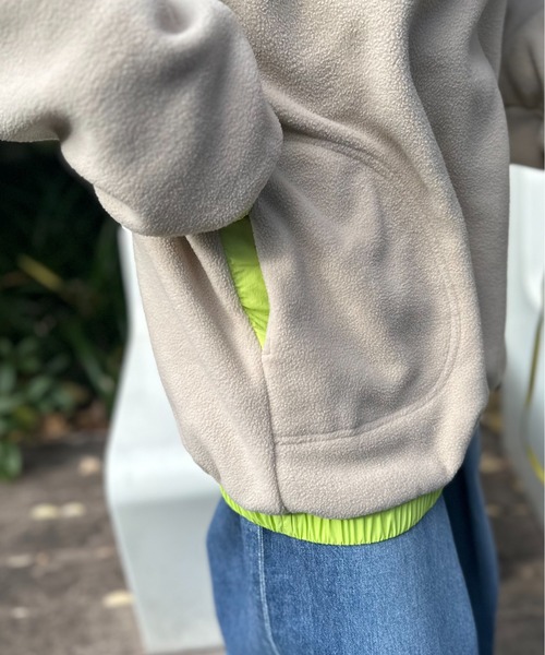 mi via loca(ミヴィアロカ)の「配色フリースボア アノラックプルオーバー(スウェット・レディース・チャコールグレー/ブルーグリーン/ベージュ/ブラック/ベージュ系その他・FREE)」の8枚目の写真
