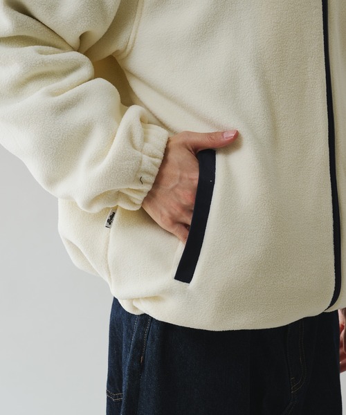Adoon plain(アドーンプレーン)の「STAND NECK SUEDE LOOK FLEECE BLOUSON / スタンドネックスエード調フリースブルゾン(ブルゾン・メンズ・ブラック/アイボリー・MEDIUM/LARGE)」の9枚目の写真