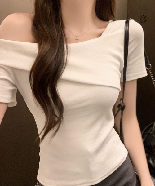 GLAMOROUS JANE(グラマラスジェーン)の「オフショル半袖ショート丈トップス(Tシャツ/カットソー・レディース・ホワイト/ブラック/ベージュ・FREE)」の2枚目の写真