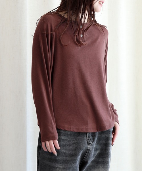aimoha(アイモハ)の「ヘンリーネック長袖Tシャツ(Tシャツ/カットソー・レディース・ブラック/ベージュ/チョコ/ワインレッド・FREE)」の1枚目の写真