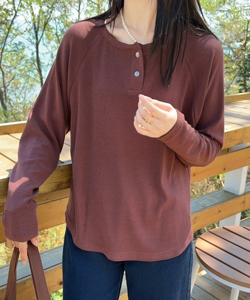aimoha(アイモハ)の「ヘンリーネック長袖Tシャツ(Tシャツ/カットソー・レディース・ブラック/ベージュ/チョコ/ワインレッド・FREE)」の16枚目の写真