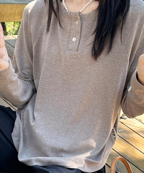 aimoha(アイモハ)の「ヘンリーネック長袖Tシャツ(Tシャツ/カットソー・レディース・ブラック/ベージュ/チョコ/ワインレッド・FREE)」の6枚目の写真