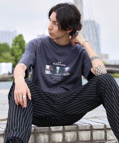 FFEIN(フェイン)の「【FFEIN(フェイン)】フォトプリントショート丈Tシャツ / Tシャツ 短丈 クルーネック 半袖 ショート丈(Tシャツ/カットソー・メンズ・アッシュグレー/チャコール/ホワイト・LARGE/MEDIUM/SMALL)」の3枚目の写真