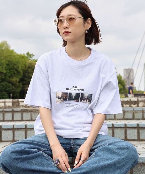 FFEIN(フェイン)の「【FFEIN(フェイン)】フォトプリントショート丈Tシャツ / Tシャツ 短丈 クルーネック 半袖 ショート丈(Tシャツ/カットソー・メンズ・アッシュグレー/チャコール/ホワイト・LARGE/MEDIUM/SMALL)」の4枚目の写真