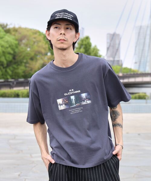 FFEIN(フェイン)の「【FFEIN(フェイン)】フォトプリントショート丈Tシャツ / Tシャツ 短丈 クルーネック 半袖 ショート丈(Tシャツ/カットソー・メンズ・アッシュグレー/チャコール/ホワイト・LARGE/MEDIUM/SMALL)」の16枚目の写真