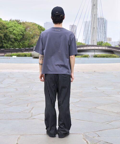 FFEIN(フェイン)の「【FFEIN(フェイン)】フォトプリントショート丈Tシャツ / Tシャツ 短丈 クルーネック 半袖 ショート丈(Tシャツ/カットソー・メンズ・アッシュグレー/チャコール/ホワイト・LARGE/MEDIUM/SMALL)」の19枚目の写真