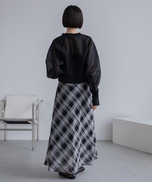 VACANCY(ヴァカンシー)の「ロゴ刺繍ダンボールシアーショート丈トップス(スウェット・レディース・ブルー/ブラック/ホワイト・FREE)」の16枚目の写真