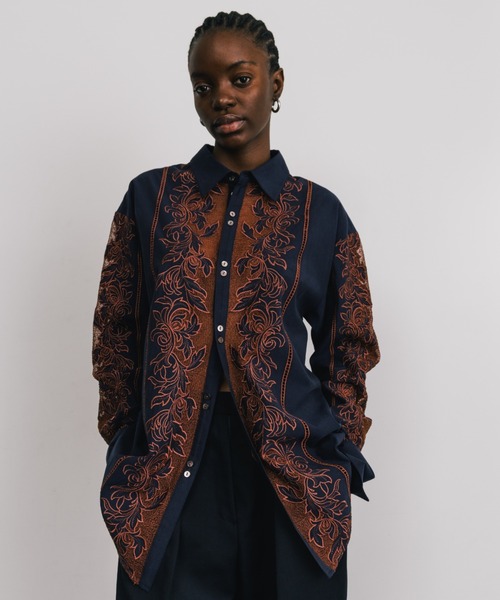 CREDONA(クレドナ)の「EMBROIDERY SHIRTS/エンブロイダリーシャツ(シャツ/ブラウス・レディース・ホワイト/ベージュ/ネイビー・FREE)」の3枚目の写真