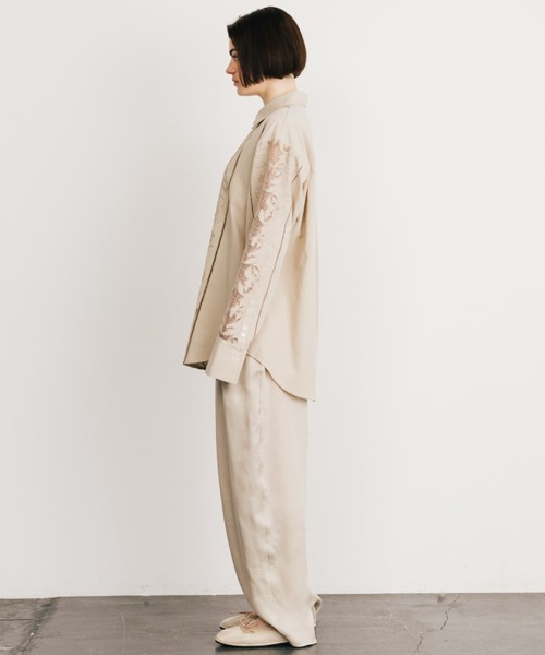 CREDONA(クレドナ)の「EMBROIDERY SHIRTS/エンブロイダリーシャツ(シャツ/ブラウス・レディース・ホワイト/ベージュ/ネイビー・FREE)」の11枚目の写真