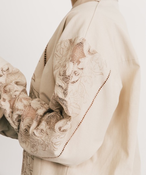 CREDONA(クレドナ)の「EMBROIDERY SHIRTS/エンブロイダリーシャツ(シャツ/ブラウス・レディース・ホワイト/ベージュ/ネイビー・FREE)」の7枚目の写真