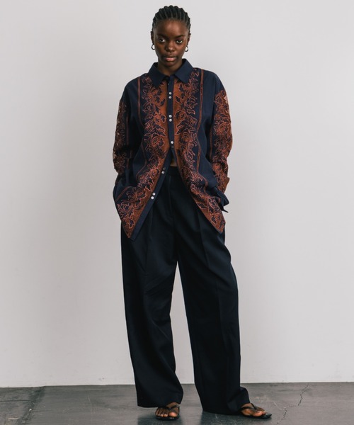 CREDONA(クレドナ)の「EMBROIDERY SHIRTS/エンブロイダリーシャツ(シャツ/ブラウス・レディース・ホワイト/ベージュ/ネイビー・FREE)」の4枚目の写真