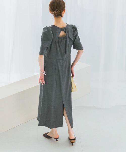 URBAN RESEARCH ROSSO WOMEN(アーバンリサーチ ロッソ)の「バックオープンベルトデザインワンピース(ワンピース・レディース・ネイビー/ライトベージュ・FREE)」の4枚目の写真